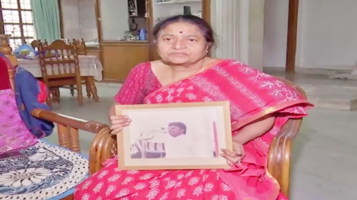 बाहुबली नेता आनंद मोहन की रिहाई से दुखी डीएम जी.कृष्णैया की पत्नी और बेटी,  कहा जनता विरोध करेगी - Pahad ka Sach