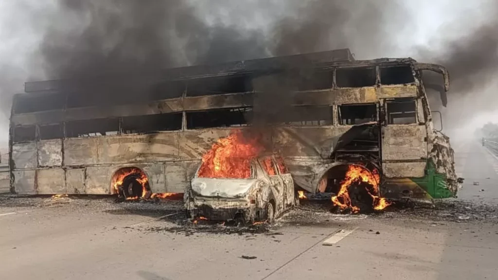 12_02_2024-car_and_bus_burn_at_yamuna_expressway_mathura_23651198