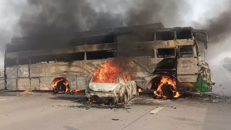 12_02_2024-car_and_bus_burn_at_yamuna_expressway_mathura_23651198