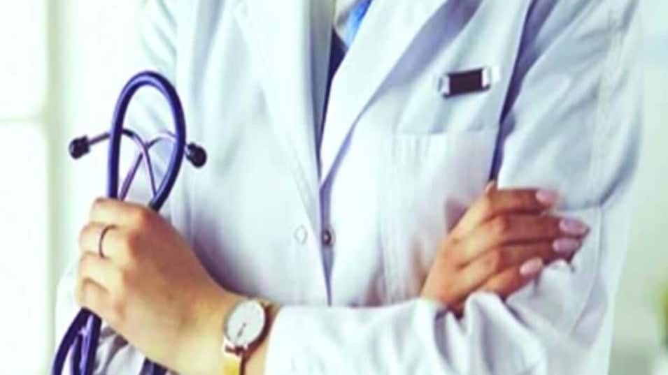 taking_photographs_female_doctor_1694028062_1723293960701